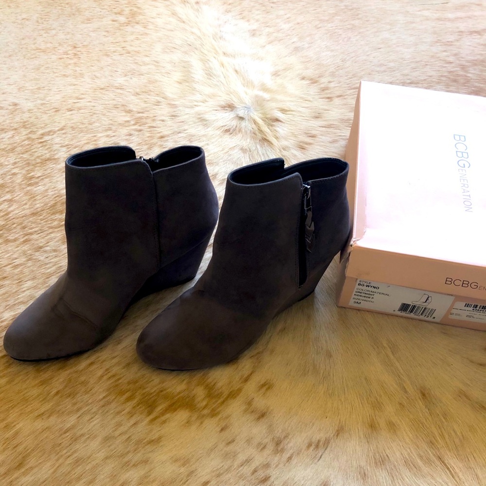 BCBGeneration Wyno Taupe Suede Wedge Booties EUC